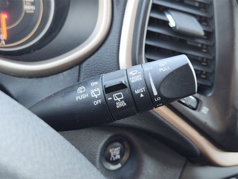 Used 2016 Jeep Cherokee Latitude w/ Comfort/Convenience Group image 40