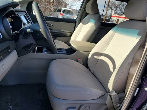 Used 2019 Kia Sedona LX image 6