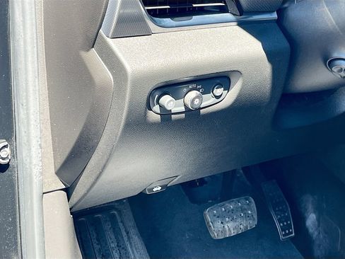Used 2021 Chevrolet Traverse Premier FWD image 10