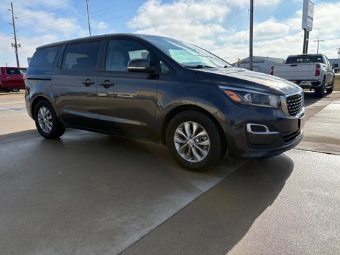 Used 2019 Kia Sedona LX image 8