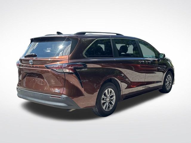 Used 2023 Toyota Sienna XLE FWD image 6