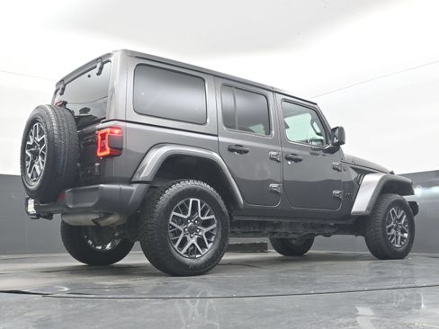 Used 2025 Jeep Wrangler Unlimited Sahara AWD/4WD image 30