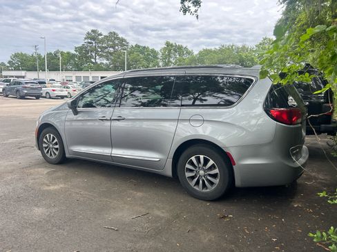 Used 2019 Chrysler Pacifica Touring-L Plus FWD image 2