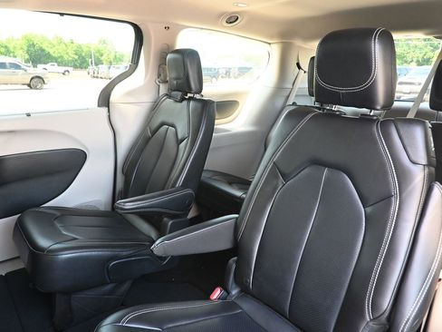 Used 2023 Chrysler Pacifica Touring-L FWD image 29