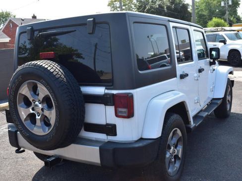 Used 2018 Jeep Wrangler Unlimited Sahara w/ Connectivity Group AWD/4WD image 3