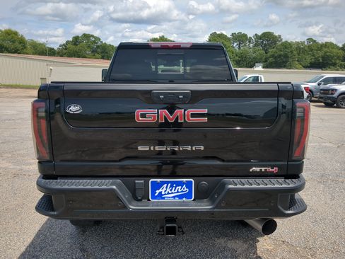 Used 2024 GMC Sierra 2500 AT4 w/ AT4 Preferred Package AWD/4WD image 4