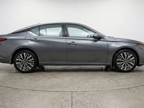 Used 2025 Nissan Altima 2.5 SV image 11