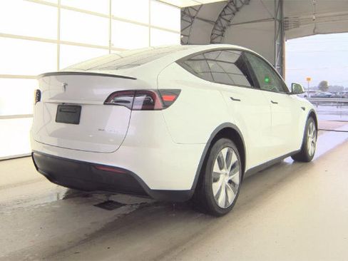 Used 2023 Tesla Model Y AWD image 3