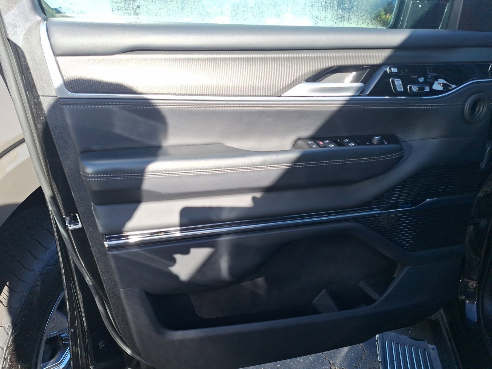 Used 2024 Jeep Grand Wagoneer L Series II w/ Quick Order Packagew 28T AWD/4WD image 12