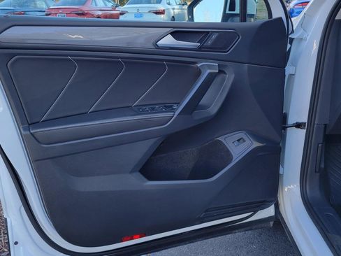 Certified 2024 Volkswagen Tiguan SE image 18