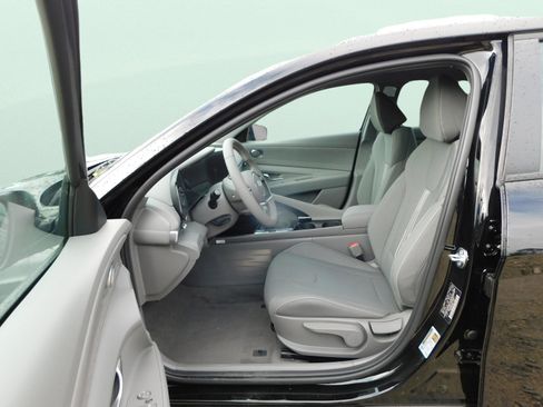 New 2025 Hyundai Elantra SEL image 9