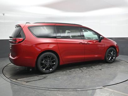 New 2026 Chrysler Pacifica Select w/ S Appearance Package