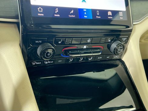 Used 2023 Jeep Grand Cherokee L Limited image 16