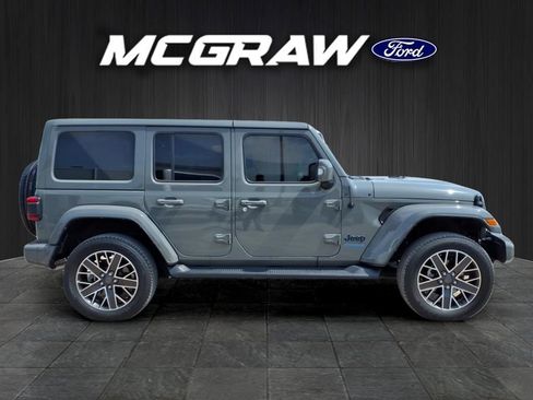 Used 2022 Jeep Wrangler Unlimited Sahara AWD/4WD image 4
