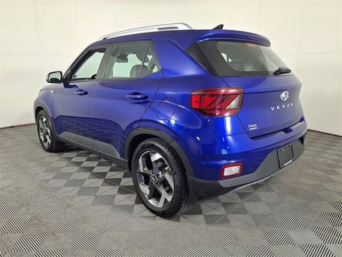 Used 2022 Hyundai Venue Limited image 8