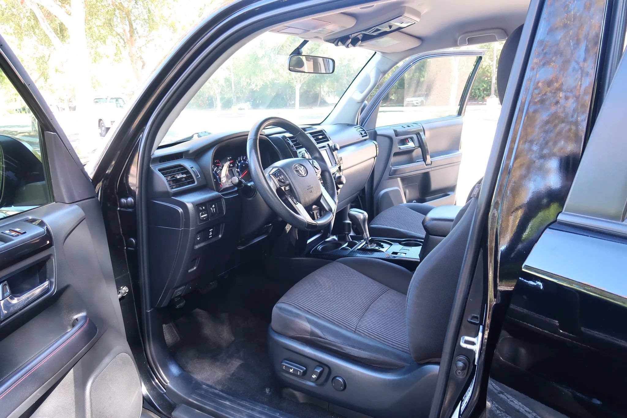 Used 2018 Toyota 4Runner TRD Off-Road AWD/4WD image 13
