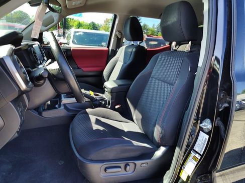 Used 2022 Toyota Tacoma SR5 AWD/4WD image 9