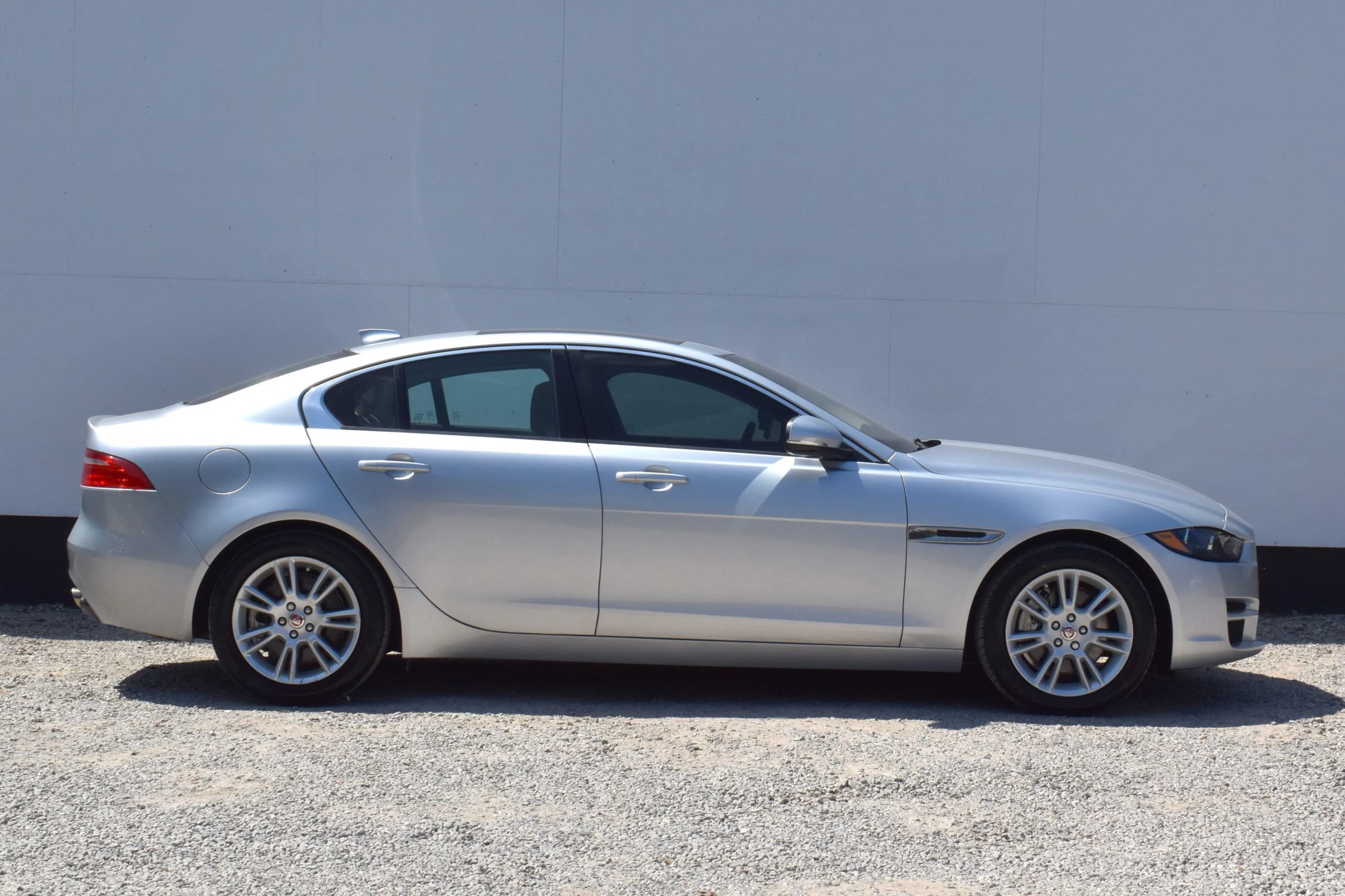 Used 2017 Jaguar XE Premium RWD image 41