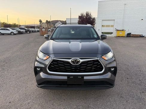 Used 2024 Toyota Highlander XLE image 2