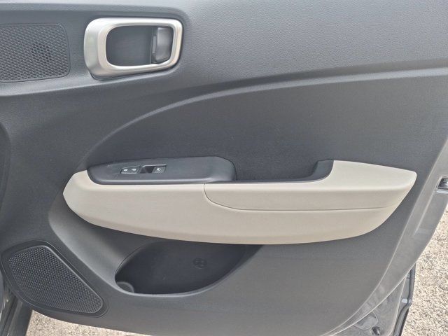 Used 2025 Hyundai Venue SEL FWD image 32