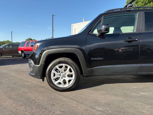 Used 2017 Jeep Renegade Latitude AWD/4WD image 10