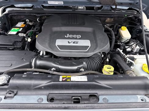 Used 2014 Jeep Wrangler Unlimited Sahara w/ Connectivity Group AWD/4WD image 4