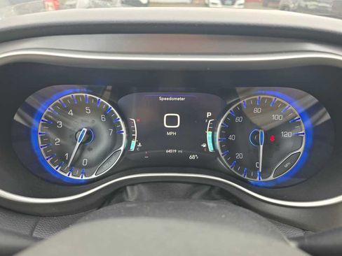 Used 2023 Chrysler Pacifica Touring-L FWD image 21