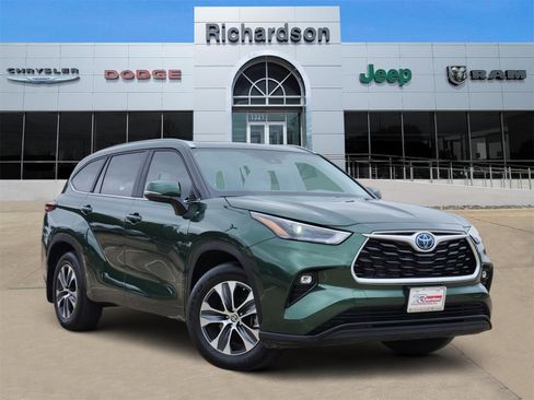 Used 2024 Toyota Highlander XLE image 1