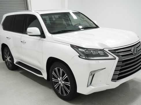 Used 2019 Lexus LX 570 4WD w/ Luxury Package image 3