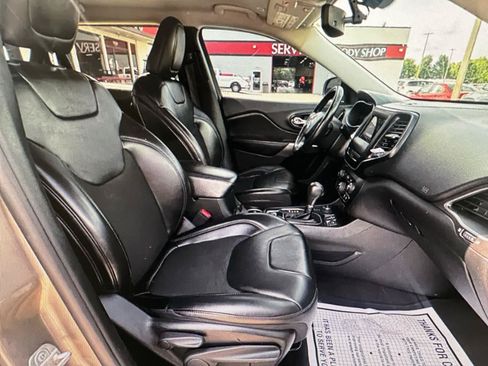 Used 2019 Jeep Cherokee Latitude Plus w/ Comfort/Convenience Group AWD/4WD image 14