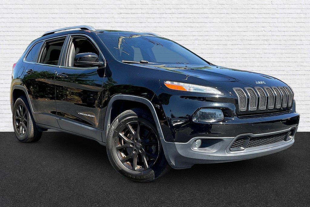 Used 2017 Jeep Cherokee Latitude w/ Cold Weather Group AWD/4WD image 3