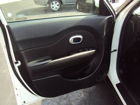 Used 2015 Kia Soul FWD image 8