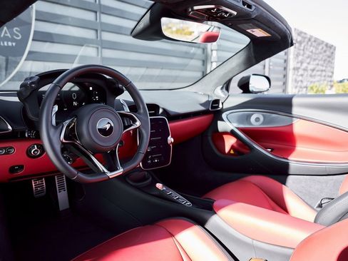 Used 2025 McLaren Artura Spider image 2