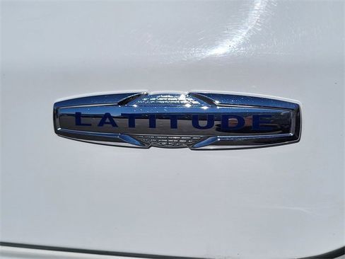 Certified 2024 Jeep Compass Latitude image 9