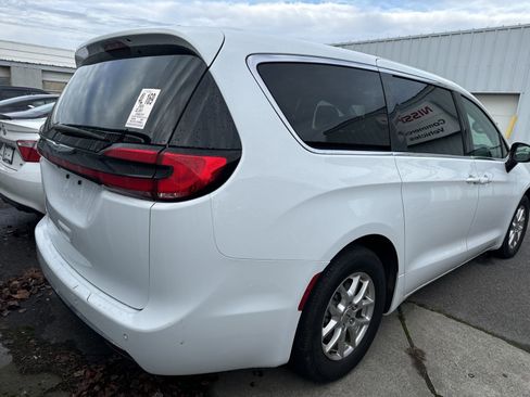 Used 2024 Chrysler Pacifica Touring-L image 4