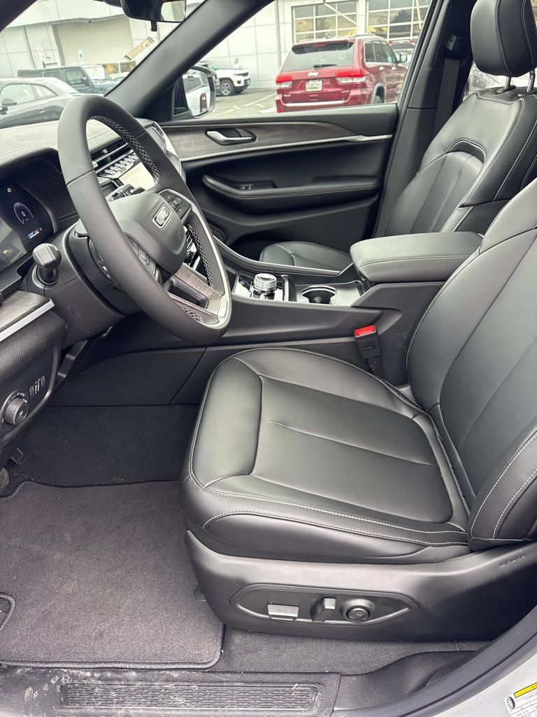 New 2025 Jeep Grand Cherokee Limited w/ Black Appearance Package AWD/4WD image 8