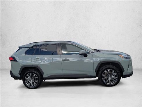 Used 2022 Toyota RAV4 XLE Premium image 4