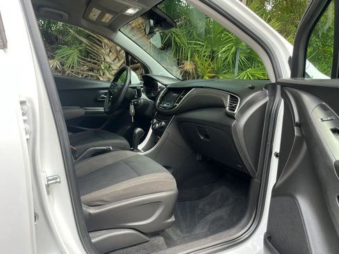 Used 2022 Chevrolet Trax LS w/ Tint and Cruise Package FWD image 15