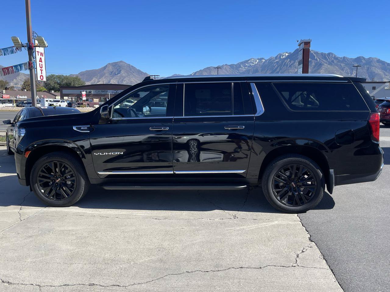 Used 2021 GMC Yukon XL SLT w/ SLT Luxury Plus Package AWD/4WD image 8