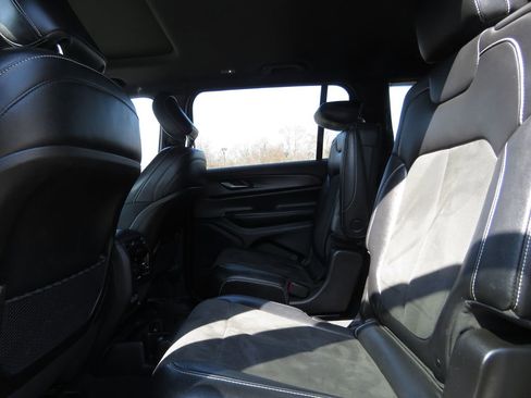 Used 2023 Jeep Grand Cherokee L Laredo image 21