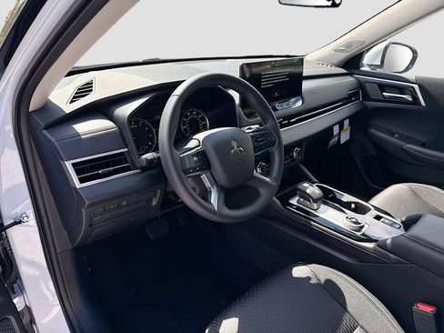 New 2026 Mitsubishi Outlander ES FWD image 9