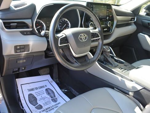 Used 2022 Toyota Highlander XLE AWD/4WD image 11