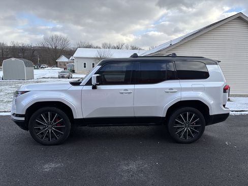 Used 2024 Lexus GX 550 w/ Accessory Package (2T) image 7