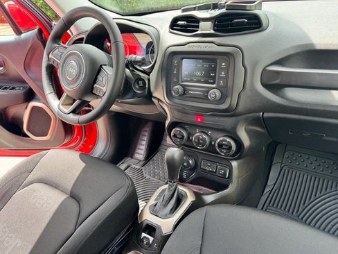 Used 2017 Jeep Renegade Latitude w/ Popular Equipment Group image 18