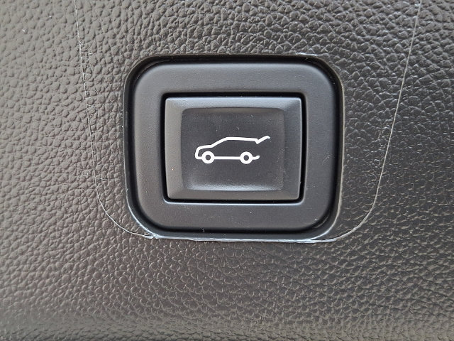 Used 2023 Chevrolet Traverse High Country w/ LPO, Floor Liner Package AWD/4WD image 33