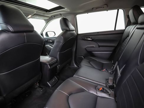 Used 2022 Toyota Highlander XLE AWD/4WD image 19