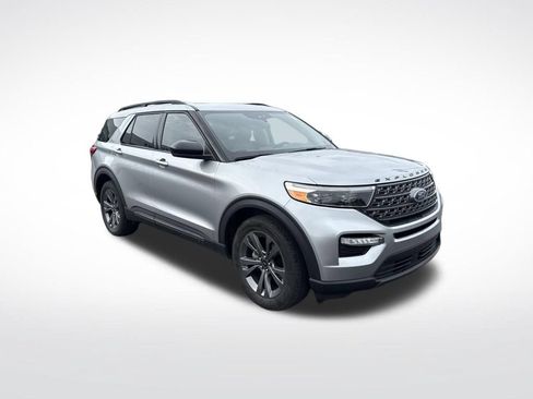 Used 2023 Ford Explorer XLT w/ Equipment Group 202A AWD/4WD image 2