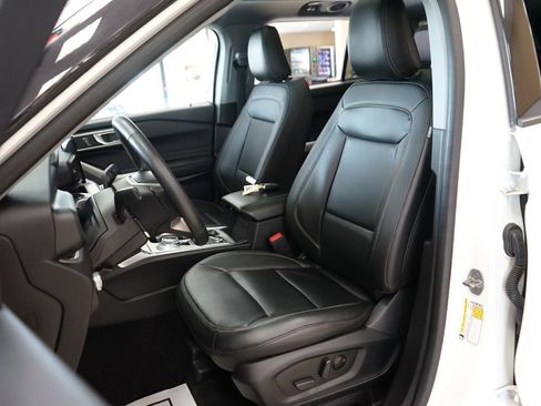 Used 2023 Ford Explorer XLT w/ Equipment Group 202A AWD/4WD image 2