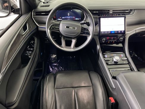 Used 2022 Jeep Grand Cherokee Overland w/ Luxury Tech Group IV AWD/4WD image 24