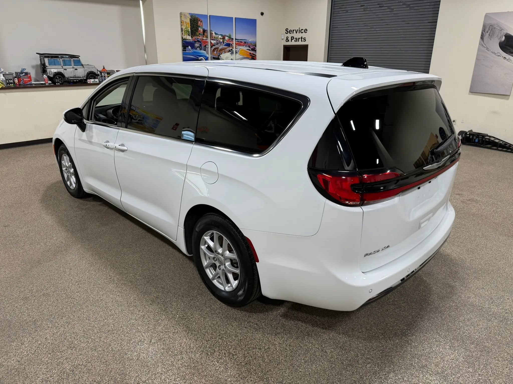 Used 2023 Chrysler Pacifica Touring-L FWD image 19